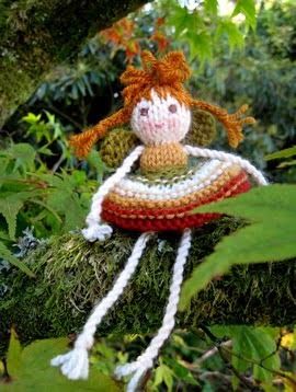 After so much mousy knitting recently I got the urge yesterday to design and knit something easy. Suddenly this cute little autumn fairy pop... Fairy Pattern, Christmas Crafts Sewing, Knitted Dolls Free, Hobbies Crafts, Christmas Knitting Patterns Free, Garter Stitch Knitting, Miniature Knitting, Knitted Doll Patterns, Knitted Toys Free Patterns