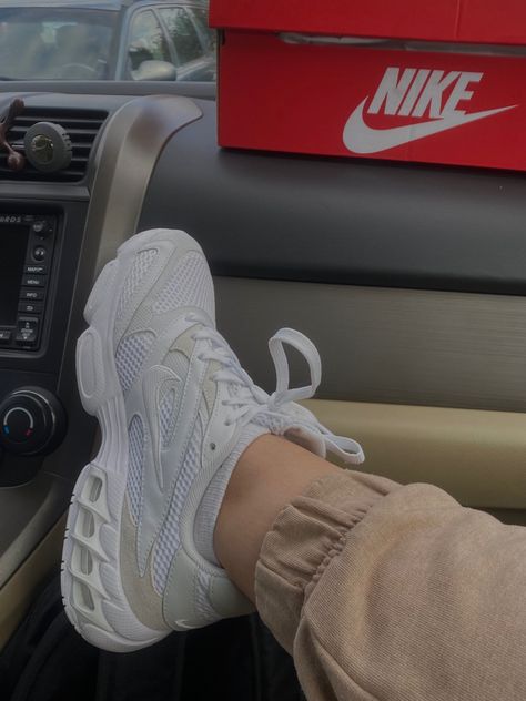 White Gym Shoes Aesthetic, Trending Sneakers 2023, Sneakers 2023 Trends, Nike White Trainers, Nike Zoom Air Fire, White Gym Shoes, White Chunky Sneakers, Nike Gym Shoes, Nike Zoom Air