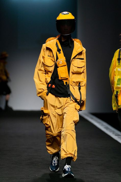 Techwear Fashion, Post Apocalyptic Fashion, Cyberpunk Clothes, Apocalyptic Fashion, Cyberpunk Fashion, Fashion Show Images, Urban Looks, Tech Fashion, Live Fashion