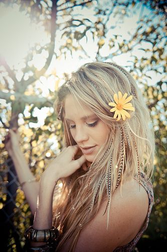 Should I look at what feather extensions ihave? I think mom would rock the feathers...though that's pulling away from "beachy" and is more "hippie" Feather In Hair, Feathers In Hair, Estilo Hippie Chic, Hair Feathers, Feather Extensions, Feather Hair Extensions, Estilo Hippie, Feather Hair, Feathered Hairstyles