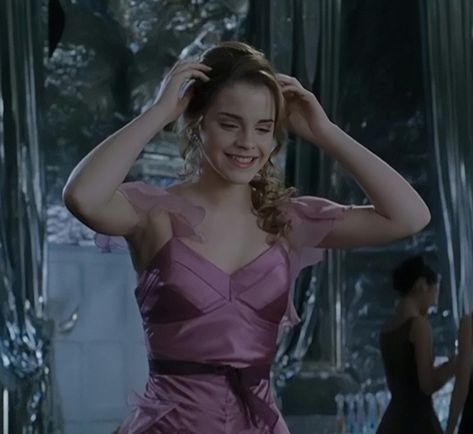 Hermione Yule Ball Dress, Hermione Granger Yule Ball, Hermione Yule Ball, Yule Ball Dress, The Yule Ball, Harry Potter Ron And Hermione, Ron Weasley Hermione Granger, Emma Watson Harry Potter, Icons Random