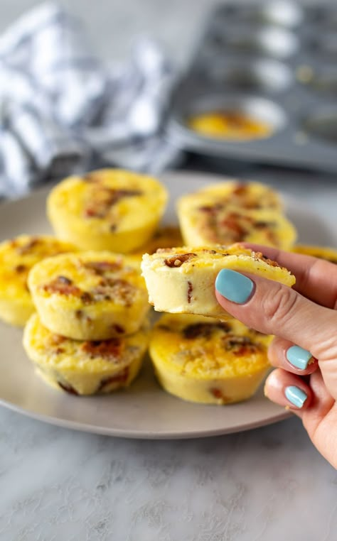 This is the Best Starbucks Egg Bites Recipe! All you need is an oven and a silicone egg tray for the perfect sous vide egg bites. Sous Vide Bacon, Bacon Gruyere Egg Bites, Gruyere Egg Bites, Copycat Starbucks Egg Bites, Starbucks Egg Bites Recipe, Starbucks Sous Vide Eggs, Sous Vide Egg Bites, Starbucks Egg Bites, Sous Vide Egg