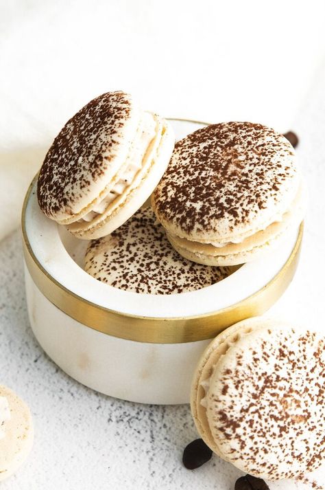 Macarons Flavors, Easy Macaron Recipe, Tiramisu Macarons, Recipe Tiramisu, Tiramisu Mascarpone, Bitossi Pottery, Macarons Recipe Easy, Macaron Recipes, Classic French Desserts