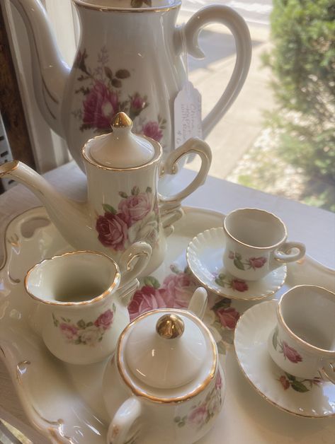 Coquette Dishes, Antique Decor Aesthetic, Coquette Building, Tea Sets Aesthetic, Vintage Coquette Room Aesthetic, Coquette Wedding Decor, Cute Antiques, Coquette Table Decor, Coquette Antiques