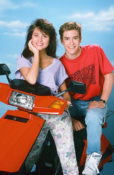 90s Couples Fashion, Save By The Bell, 90s Couples, Tiffani Amber Thiessen, Bell Pictures, Kelly Kapowski, Zack Morris, Couples Fashion, Best Tv Couples