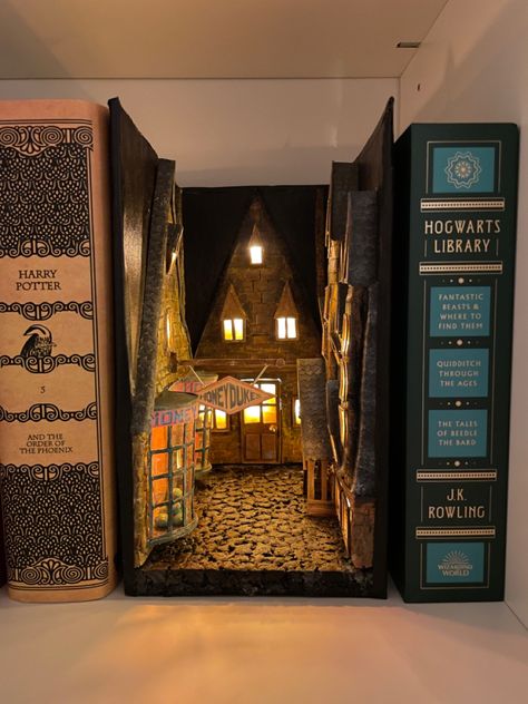 Binerlay Book Nook, The Hobbit Book Nook, Books Nook Ideas, Simple Book Nook Ideas, Diy Bookshelf Nook, Harry Potter Bookshelf Ideas, Harry Potter Nook Book, Bookshelf Harry Potter, Diy Book Nook Harry Potter