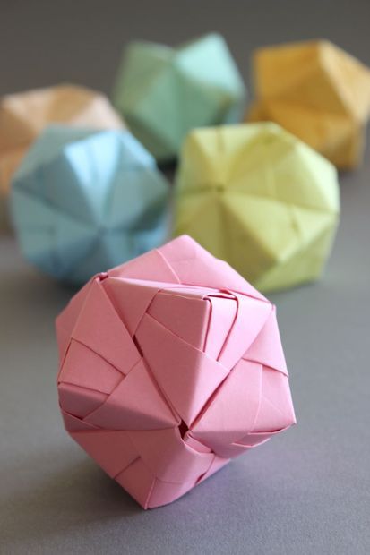 Picture of DIY Origami Ball Sonobe Style in pastell Origami Kutu, Diy Origami Home, Diy Origami Home Decor, Origami Decor, Origami Home Decor, Origami Cube, Dollar Origami, Origami Ball, Origami For Beginners