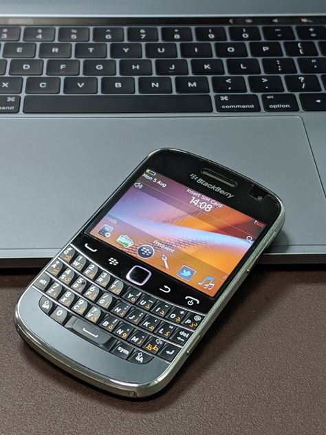 Aesthetic Nostalgia, Blackberry Bold, Y2k Phone, Gadgets Technology, Internet Technology, Flip Phones, Smart Phones, Technology Gadgets, Blackberry Phone