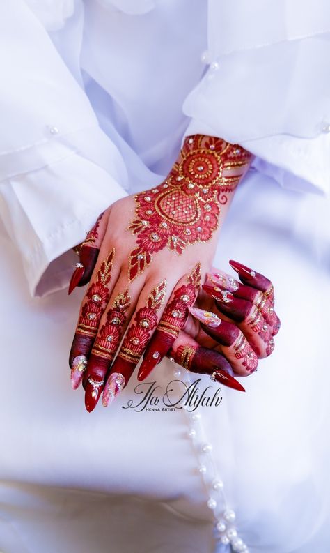 Henna art, henna wedding, henna , pengantin, akad nikah Henna Wedding Maroon, Henna Maroon, Henna Pengantin, Gold Henna, Red Henna, Henna Wedding, Maroon Wedding, Beautiful Henna, Wedding Preparation