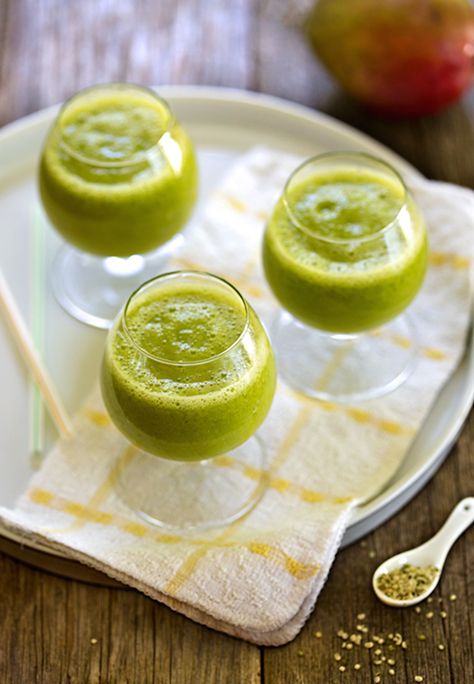 Romaine lettuce green smoothie recipe Lettuce Smoothie, Romain Lettuce, Easy Green Smoothie Recipes, Green Smoothie Benefits, Apricot Smoothie, Yummy Green Smoothie, Best Green Smoothie, Green Smoothie Recipe, Power Smoothie