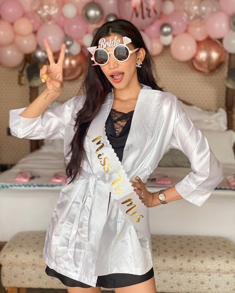 Bachelorette Poses, Spinster Party, Soho House Mumbai, Juhi Godambe, Bride To Be Decorations, Bridal Shower Photography, Bachelorette Party Photo, Childhood Love, Pre Bridal