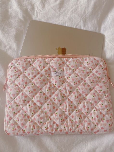 Sew Tablet Case, Laptop Case Quilted, How To Make A Laptop Case, Ipad Laptop Case, Aesthetic Laptop Case Bag, Sew Laptop Case, Sewing Ipad Case, Sew Ipad Case, Quilt Laptop Sleeve