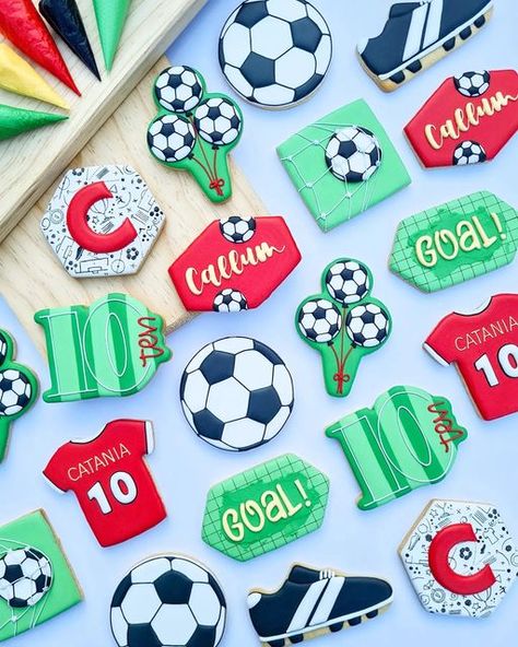 Soccer Cookies, Football Cookies, Soccer Birthday Parties, Soccer Birthday, Edible Cookies, Dairy Free Eggs, Soccer Party, Spice Cookies, Storing Cookies