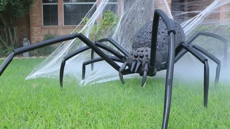 Ideas On How To Use Pool Noodles To Make The Best Halloween Décor Pool Noodle Spider, Pool Noodle Halloween, Noodle Float, Creepy Halloween Props, Halloween Outside, Creepy Decor, Giant Spider, Pool Noodle, Halloween Crafts Decorations