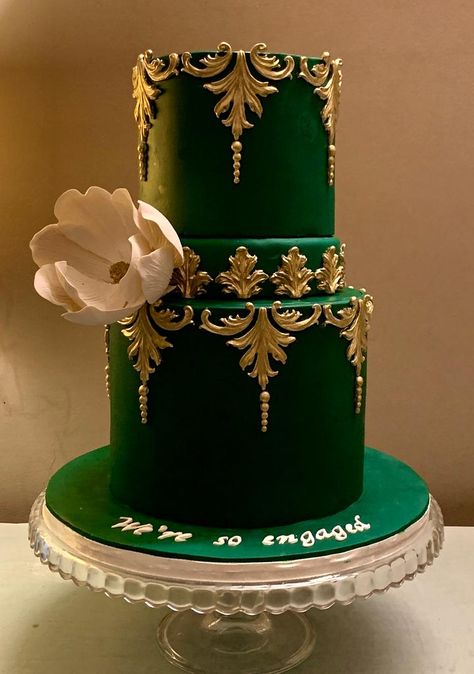 Cake Emerald Green, Emerald Wedding Cake, Indian Cakes, Wedding Cake Emerald Green, Green Quinceanera Theme, Flowers Indian, Crazy Wedding Cakes, White And Gold Wedding Cake, Green And Gold Wedding