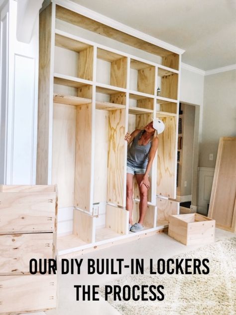 Entrance Mudroom, Garage Lockers, Garderobe Diy, Diy Built In, Mudroom Remodel, Built In Lockers, Diy Locker, Mudroom Cabinets, Mud Room Entry