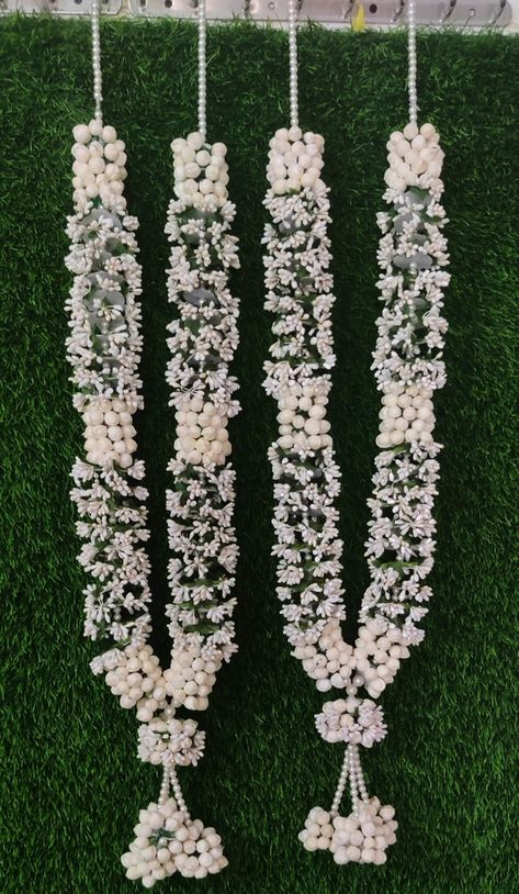 Jasmine Garland Wedding Indian, Latest Garlands For Wedding, White Garland Wedding Indian, Indian Wedding Garland Marriage, Jaimala Designs Indian Weddings, Unique Indian Wedding Garland, Garlands Wedding Indian Flower, Latest Varmala Designs, Mala For Groom