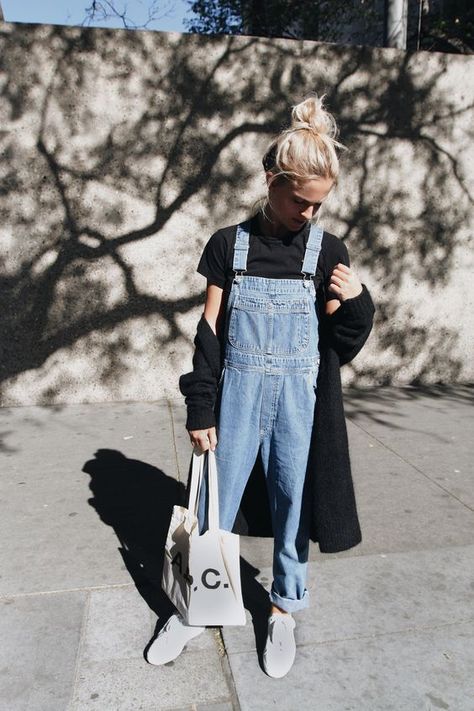 a black short sleeve shirt, a blue denim dungaree, a black cardigan and white sneakers to wear in spring - Styleoholic Overall Outfit, Overalls Outfit, Salopette Jeans, Cute Outfits For School, Denim Overalls, Back To School Outfits, 가을 패션, Grunge Outfits, Outfits Casuales