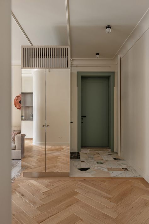 Mirzoyan Studio renovates Stalinist-era flat in Kyiv with stainless steel Wardrobe Corner, Affordable Renovations, Indian Houses, Mirror Wardrobe, Classical Building, Styl Hampton, Herringbone Wood Floor, Built In Furniture, London House