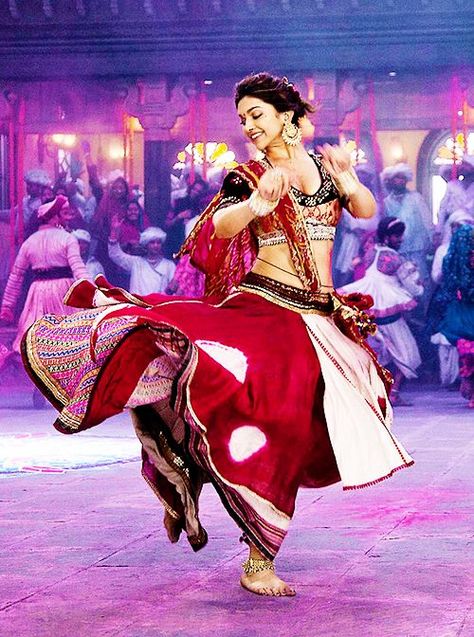 <3 Modern Dans, Belly Dancing Classes, Deepika Padukone Style, Choli Designs, Indian Woman, Bollywood Dance, Indian Dance, Ghagra Choli, Belly Dancing