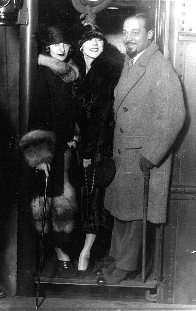 Natacha Rambova, Nita Naldi and Rudolph Valentino, 1924. Natacha Rambova, Oswald Mosley, Nita Naldi, Silent Screen Stars, Wwii Uniforms, Rudolph Valentino, Horsemen Of The Apocalypse, Silent Film Stars, House Of Commons