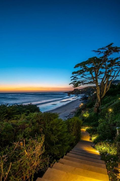 House Tour: Kim Kardashian buys Cindy Crawford's Malibu mansion for USD$70.4million - Home & Decor Singapore Beach House Mansion, Malibu House, Malibu Mansion, Spa Like Bathrooms, Malibu Beach House, Malibu Home, Patio Fireplace, Malibu Beaches, Red Roof