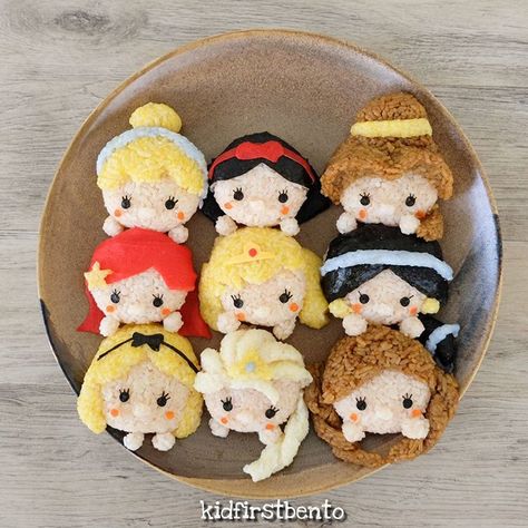 Cinderella, Snow White, Belle, Ariel, Aurora, Jasmine, Alice, Elsa and Anna - all in one plate. Who's your favorite? . . #disneyprincess… Kotak Bento, Bento Box Recipes, Bento Kids, Japanese Food Art, Japanese Food Bento, Cute Lunch Boxes, Kawaii Bento, Japanese Lunch Box, Cute Bento