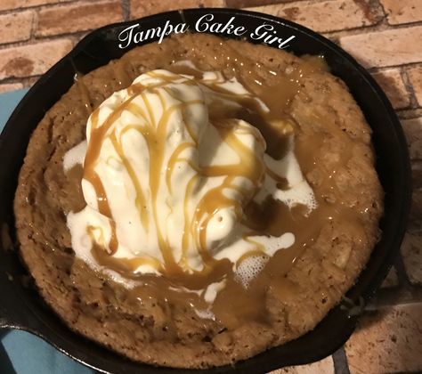 Outback Dessert Recipes, Salted Caramel Cookie Skillet, Pizookie Recipe, Salted Caramel Cookie, Skillet Cookies, Skillet Desserts, Cookie Skillet, Caramel Ice Cream Topping, Toffee Chips