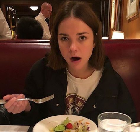 Maia Mitchell Short Hair, Maia Mitchell Hair, Pretty Short Hair, Basic Girl Outfit, Maia Mitchell, Basic Girl, Streetwear Girl, Shot Hair Styles, Aesthetic Girl