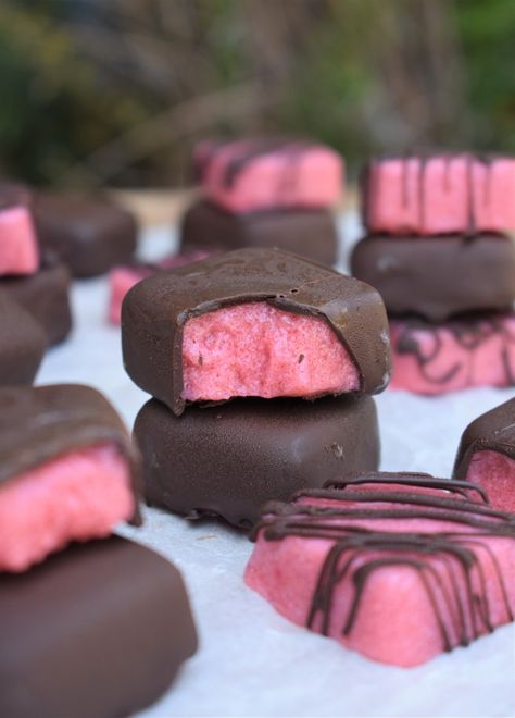 4 Ingredient Strawberry Cloud Chocolate Squares Baked Fruit Chips, Grain Free Dessert Recipes, Flourless Baking, Grain Free Desserts, Beauty Water, Chocolate Squares, Strawberry Lemon, Gluten Free Treats, 4 Ingredient