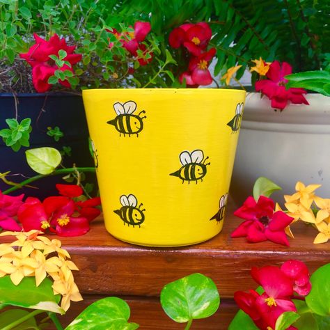 Painting Pots, Painted Planter, Terra Cotta Pot Crafts Diy, Bee Stuff, Pots Diy, Painting Pottery, Flower Pot People, Flower Pot Art, Pot Painting