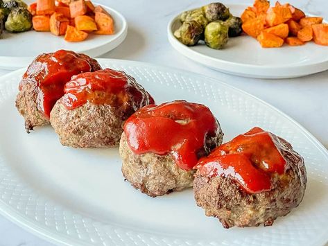 Try this air fryer mini meatloaf recipe for a fun twist on a classic meatloaf. Mini Meatloaves are kind of like a hamburger and meatloaf mashup that are fun and quick to make! Start with your favorite ground meat, I used ground beef and ground turkey, but you can use ground pork in place of the turkey. #airfryerminimeatload #minimeatloaf #meatloafrecipe Air Fryer Mini Meatloaf, Meatloaf Mini, Mini Meatloaf Recipe, Baked Bbq Pork Chops, Air Fryer Meatloaf, Meatloaf Patties, Mini Meatloaf Recipes, Baked Meatloaf, Mini Meatloaf