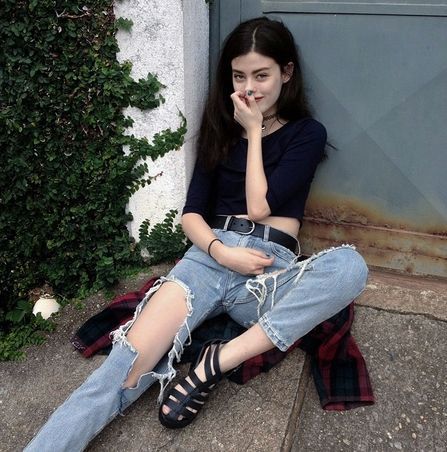 Alissa Salls Alissa Salls, Goth Outfit, Chica Cool, Hipster Grunge, Estilo Rock, School Looks, 90s Grunge, Alternative Rock, Grunge Style