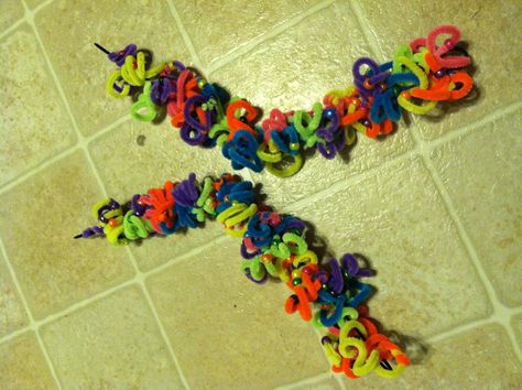 Chromosome model: spool pipe cleaners w beads at even increments (histone proteins) around a pen. Spiral that around a metal skewer. Bend the skewer to create the "X" look. You can pull apart the model to show how much space thus configuration takes instead of having entire lengths of DNA floating around during replication Chromosome Model, Biology Models, Dna Model Project, Kids Lab, Metal Skewers, Dna Model, Pipe Cleaners, Learning Science, Science Biology