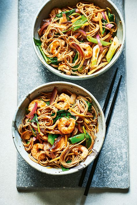 Yaki Soba is one of the most popular dishes sold at Japanese noodle outlets. Try the Land of the Rising Sun's take on a chow mein with this easy recipe. Yaki Soba Noodles, Yaki Soba Recipe, Japanese Soba Noodle Recipe, Wagamama Recipe, Soba Recipe, Japanese Soba Noodles, Yaki Soba, Soba Noodles Recipe, Asian Noodle Recipes