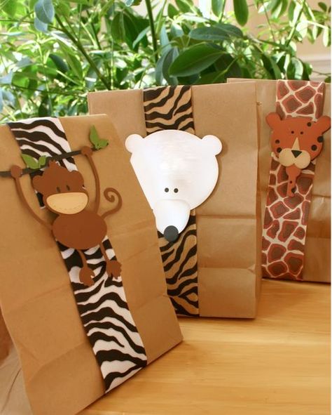 Put snacks in a paper bag, wrap with animal print ribbons, and stick an animal sticker on the front. Looks easy to replicate! Pola Topi, Brown Paper Bags, Zoo Birthday, Zoo Party, Jungle Birthday, Creative Gift Wrapping, Jungle Party, Safari Birthday, Brown Paper Bag