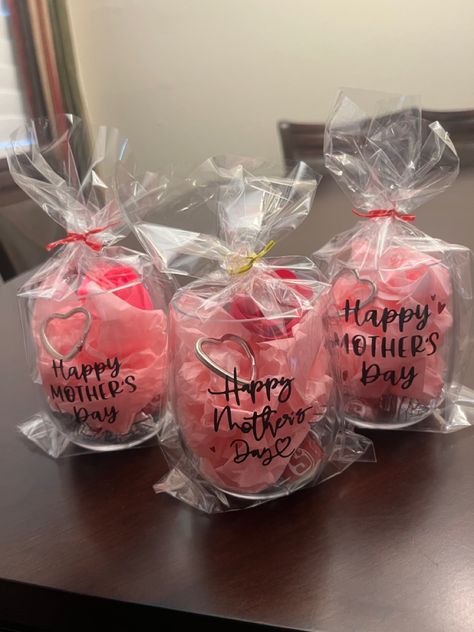 Mothers Day Gifts Coworkers, Mother’s Day Diy Gifts For Coworkers, Coworker Mothers Day Gifts, Mothers Day Cards Craft, Mothers Day Baskets, Gift For Coworkers, Mother's Day Gift Card, Cards Craft, Preschool Gifts