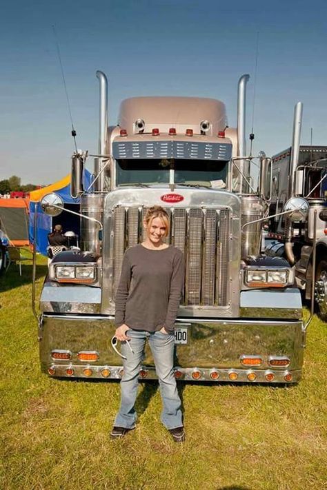 ... Lisa Kelly Trucker, Women Truck Driver, Female Trucks, Lisa Kelly, Girl Trucker, Model Truck Kits, Nascar Race Cars, Women Trucker, Custom Big Rigs