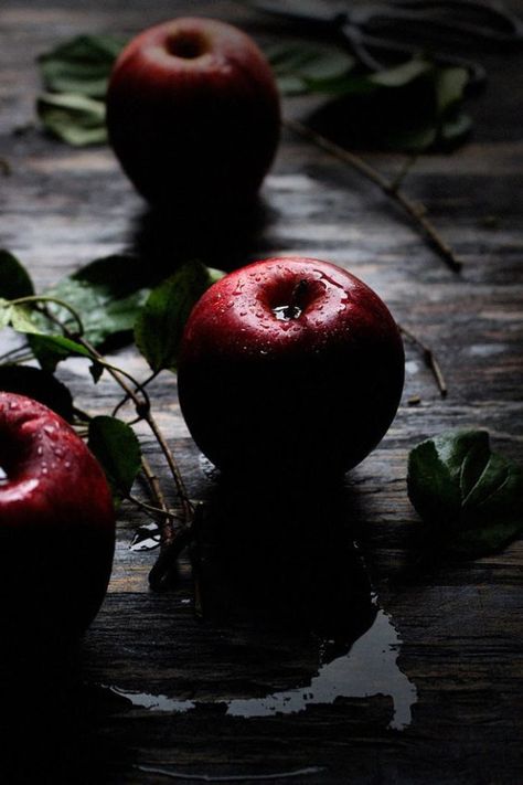 Ericka Aesthetic, Red Apple Aesthetic, Oatmeal Crumble, Ingredients Photography, Apple Aesthetic, Dark Food, Moody Food Photography, Dark Food Photography, How To Make Caramel