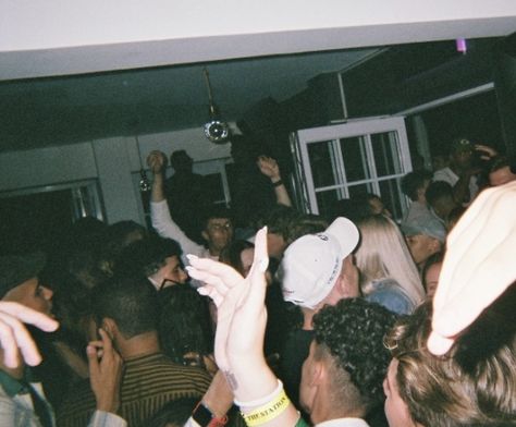 house party vibes 2000s House Party Aesthetic, Big House Party Aesthetic, Uk House Party Aesthetic, House Party 1990, Kitchen Sync, 90s House Music, Swag Dress, Club Night, Dressup Party