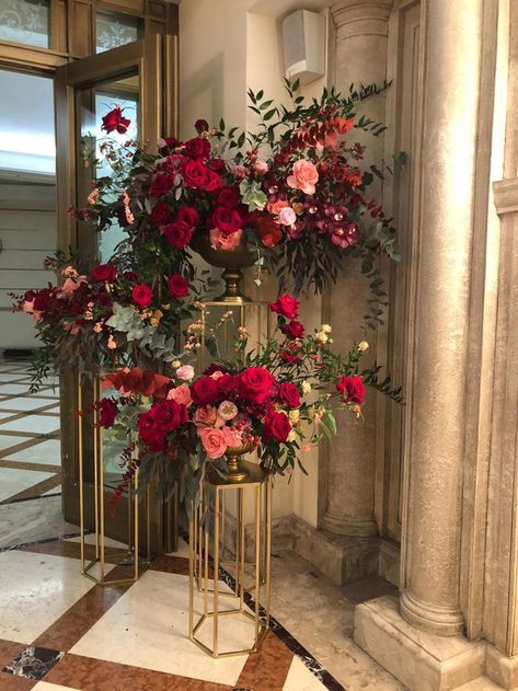 Red Fall Wedding Centerpieces, Burgundy Wedding Backdrop Reception, Oval Table Decor Wedding, Burgundy Wedding Table Decor, Burgundy Floral Arrangements, Burgundy Floral Centerpieces, Burgundy Wedding Ceremony, Red Wedding Flowers Bouquet, Decorating Ideas Wedding