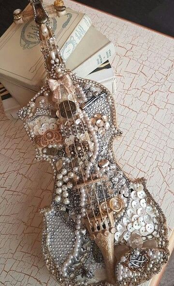 Upcycled Violin rescued broken jewelry reused. Shared by Sharon Johnson on Junky Joey's Facebook page (March 2017) Old Jewelry Crafts, Violin Art, Violin Design, Costume Jewelry Crafts, Boho Jewelry Diy, Drums Art, Instruments Art, Vintage Jewelry Ideas, Vintage Jewelry Repurposed