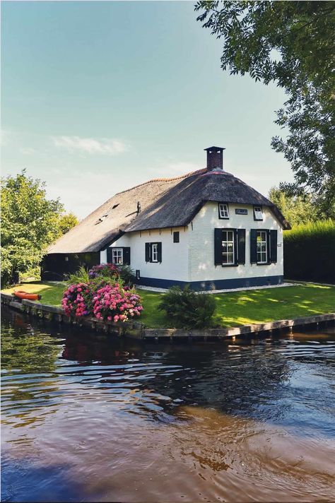 how to rent a boat ingiethoorn | giethoorn travel attractions | giethoorn itinerary | giethoorn day trip | giethoorn tours | giethoorn village | giethoorn netherlands | renting a boat in giethoorn | #giethoorn #giethoornvillage #netherlands #thenetherlands Giethoorn Village, Giethoorn Netherlands, Wanderlust Photography, Destination Photography, Instagrammable Places, Boat Rental, Travel List, Beautiful Villages, Photography Photos