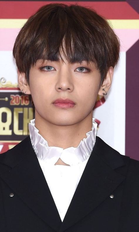 So serious but yet so beautiful Taehyung Gucci, Army Base, Body Picture, Celebrity Art, Fan Fiction, Bts Face, V Taehyung, Daegu, Famous Celebrities