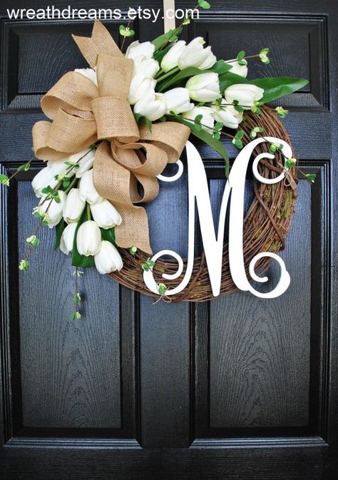 DIY Spring Wreath Diy Spring Wreath, Door Wreaths Diy, Tulip Wreath, Year Round Wreath, Deco Floral, Letter M, Diy Door, Spring Diy, Wreath Designs