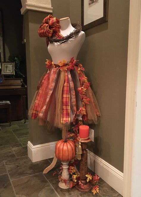 Scarecrow Mannequin Ideas, Maniquin Dress Display Ideas, Fall Mannequin Ideas, Dress Form Decor Ideas, Halloween Displays Retail, Fall Boutique Window Display, Manequin Ideas Display, Manequin Ideas Decor, Maniquin Dress Display