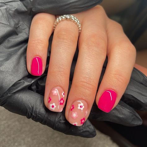 Short Painted Nails Summer, Natural Hot Pink Nails, Flower Toes Designs, Short Nails Ideas Flowers, Short Nails With Flower Design, Hot Pink Nail Designs Short, Short Natural Summer Nails, Flower Biab Nails, Pink And White Flower Nails