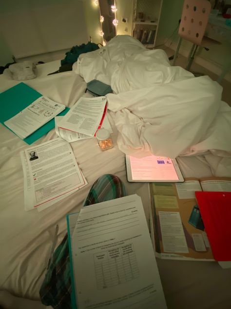 Sleeping In Class Aesthetic, All-nighter Aesthetic, Late Night Studying Aesthetic, Cartoon Mood, Life Pics, Dream Reality, Teenage Life, Romanticizing School, Visual Aid