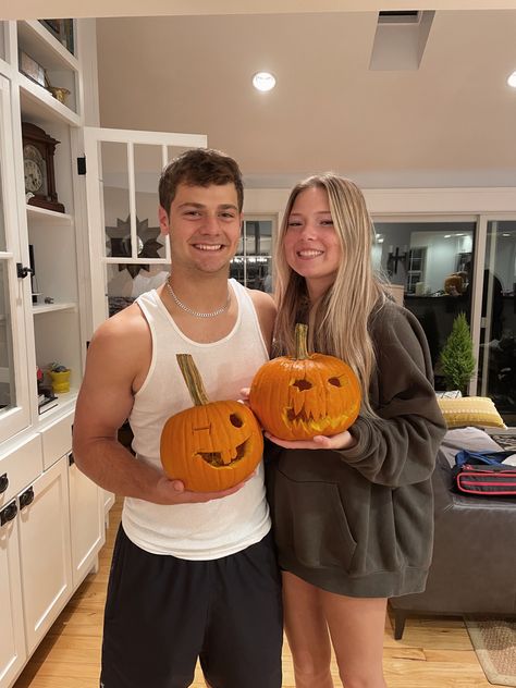 pumpkin, fall, date ideas, boyfriend, couple, pumpkin carving, inspo, halloween, jackolantern, cute, trick or treat Pumpkin Carving Ideas Couples, Couple Pumpkin Carving, Pumpkin Carving Date, Pumpkin Carving Inspo, Fall Date Ideas, Halloween Jackolantern, Halloween Parejas, Pumkin Carving, Teenage Love