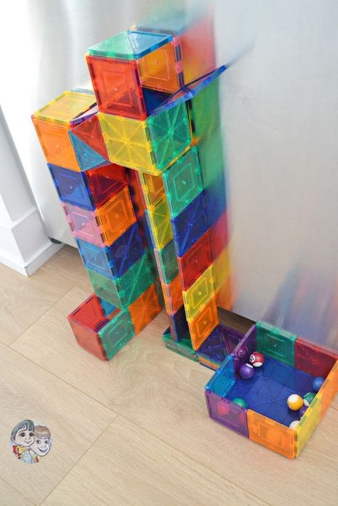 Magnetic tiles marble run diy with simple instructions - Build with brothers Magnatiles Marble Run, Marble Run Ideas, Marble Run Diy, Diy Marble Run, Technology Teacher, Marble Toys, Marble Tracks, Marble Runs, Girls Crafts